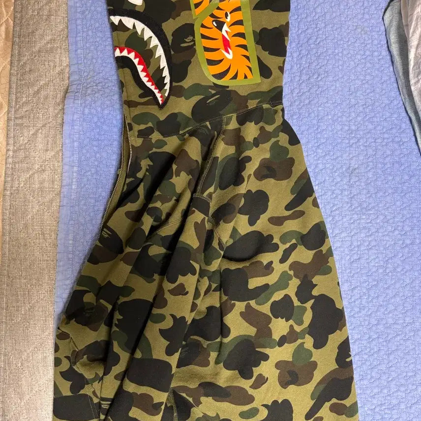 [SOLD OUT] 새상품급) 베이프 샤크후드 녹계 (XL)