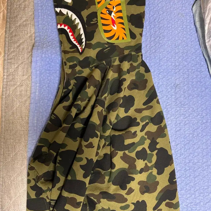 [SOLD OUT] 새상품급) 베이프 샤크후드 녹계 (XL)