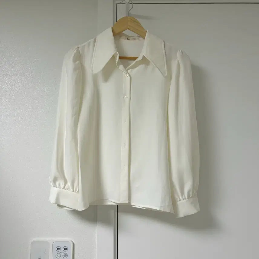 [BUNJANG] Basic Ivory Blouse / 카라 기본블라우스 아이보리