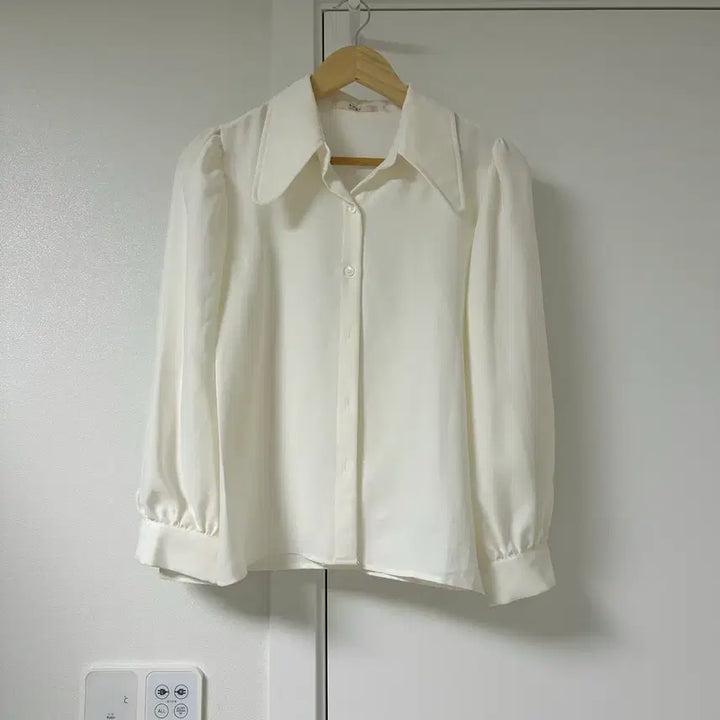 [BUNJANG] Basic Ivory Blouse / 카라 기본블라우스 아이보리