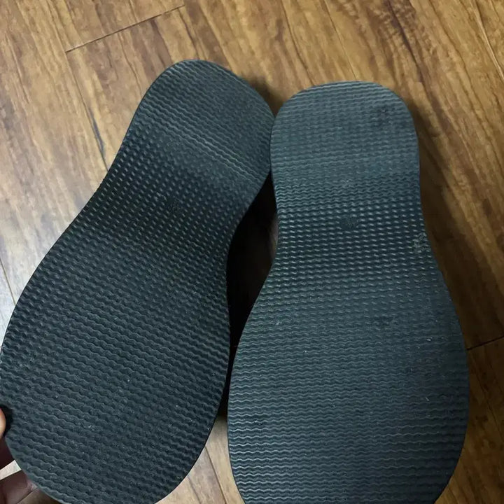 [BUNJANG] Helene Paris Microfiber Leather Buckle Mules / 헬레네파리스 마이크로파이버 레더 버클 뮬 230