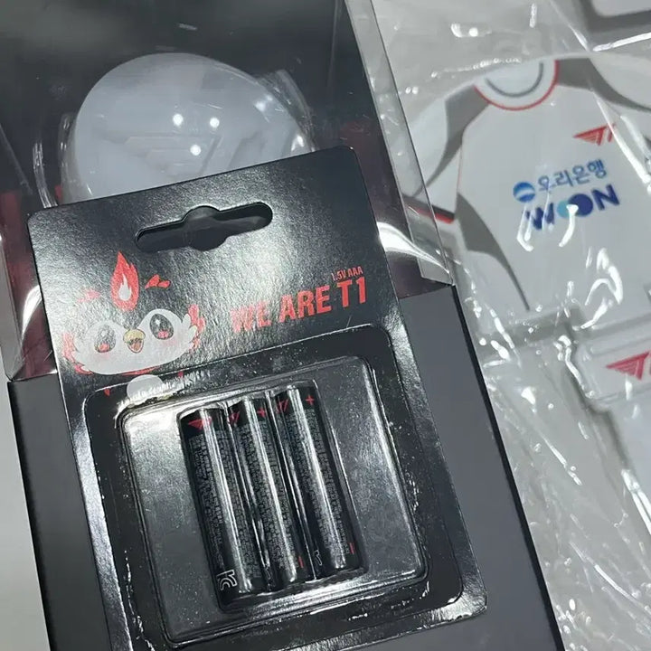 [BUNJANG] T1 Official Fanlight, Fan, Batteries / T1 티원 응원봉 건전지 응원부채