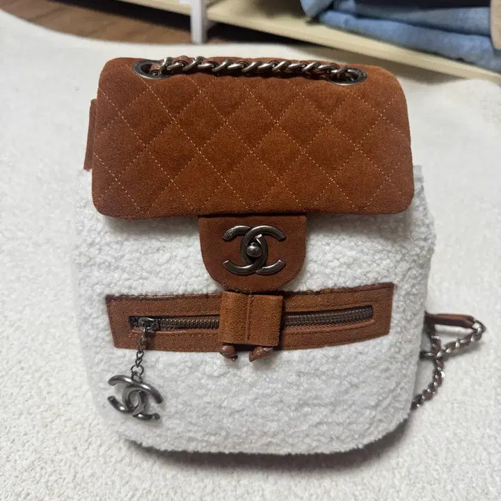[SOLD OUT] (오늘만이가격)샤넬 빈티지 시어링 스웨이드백팩 깜봉컬렉션