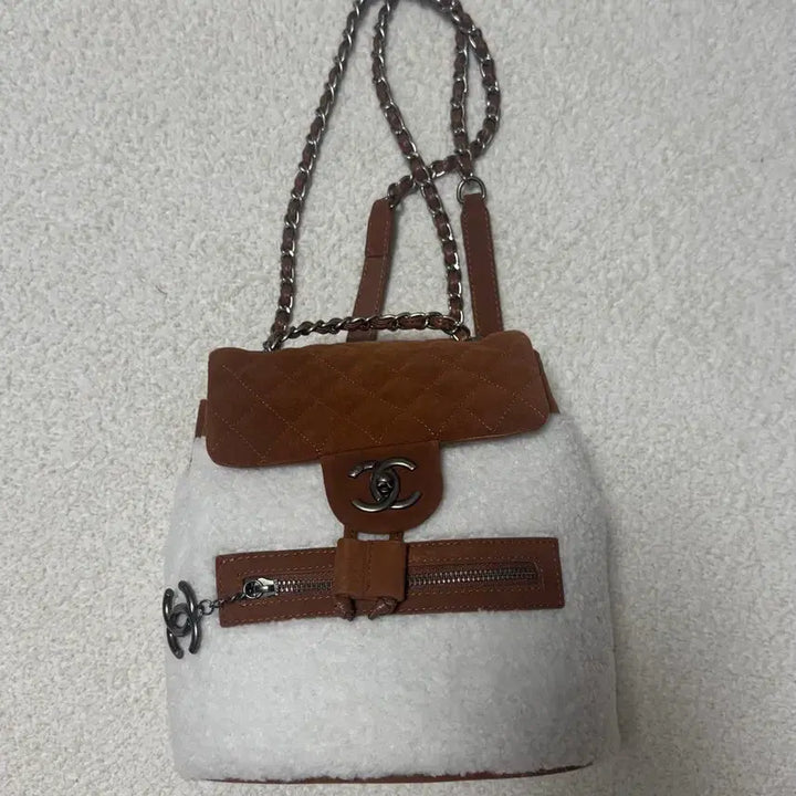 [SOLD OUT] (오늘만이가격)샤넬 빈티지 시어링 스웨이드백팩 깜봉컬렉션