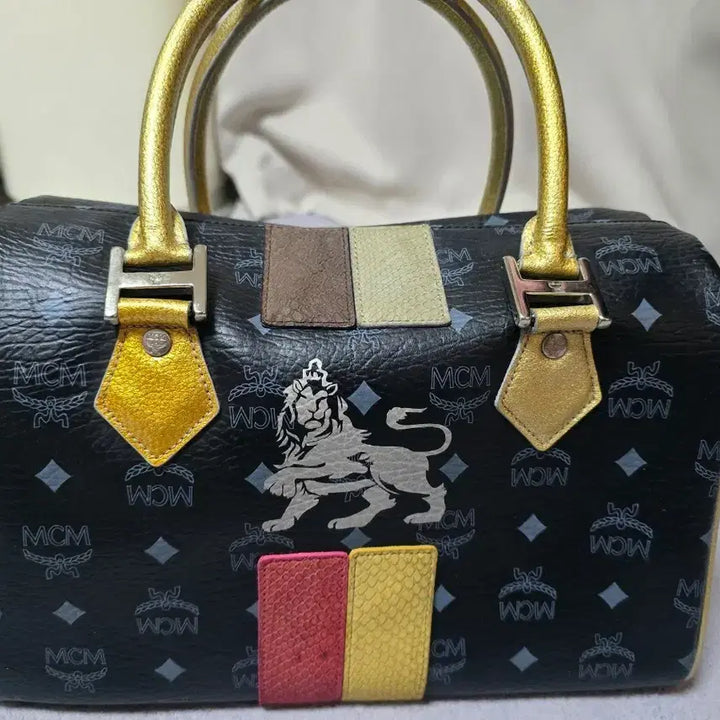 [SOLD OUT] MCM 블랙 보스턴백 라이온 금장 핸들