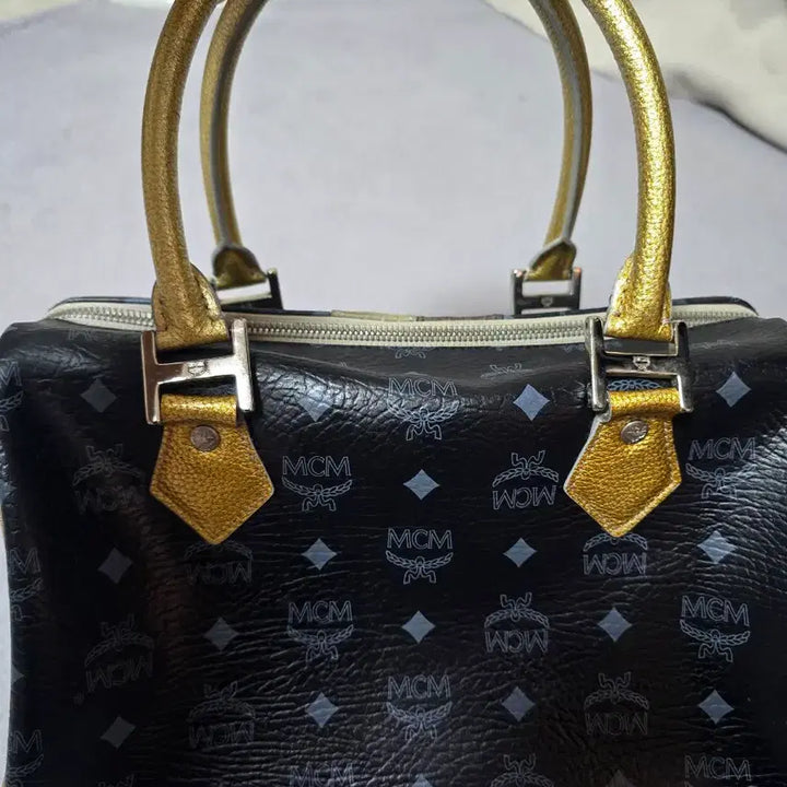 [SOLD OUT] MCM 블랙 보스턴백 라이온 금장 핸들