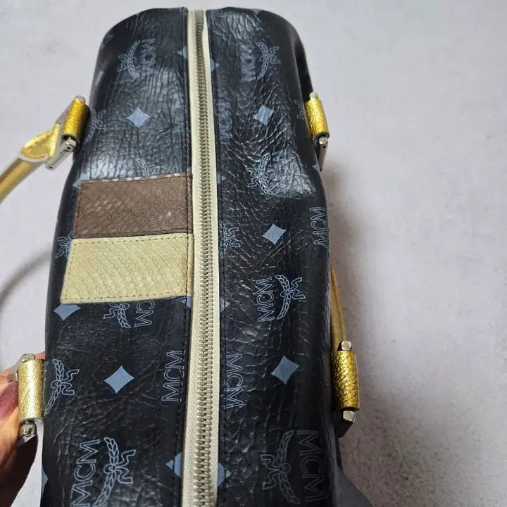 [SOLD OUT] MCM 블랙 보스턴백 라이온 금장 핸들
