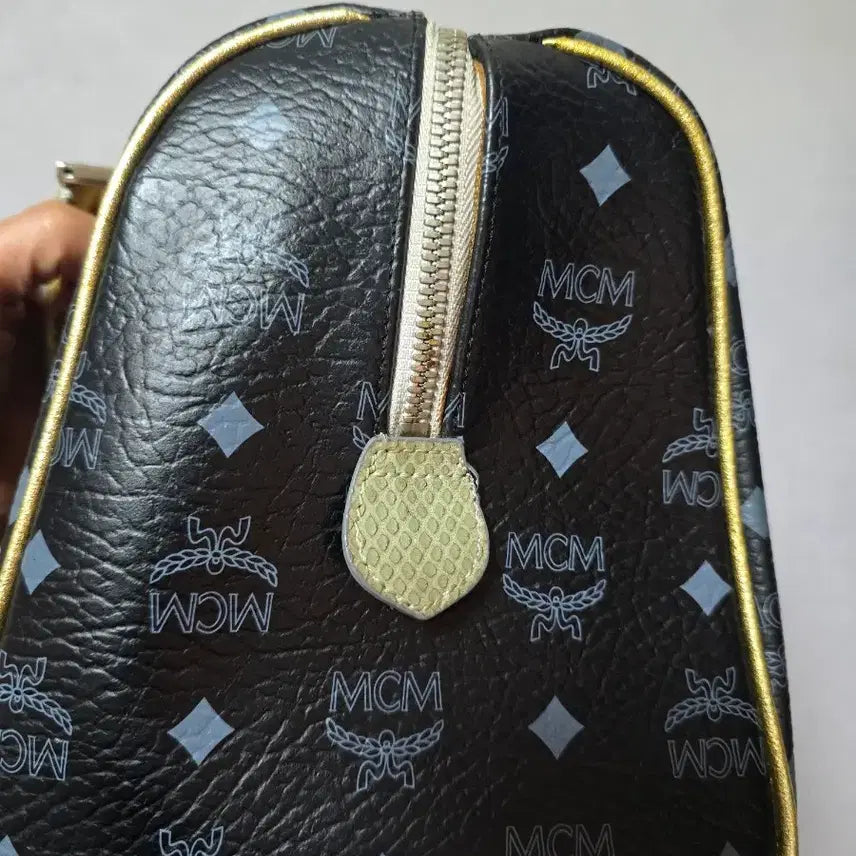 [SOLD OUT] MCM 블랙 보스턴백 라이온 금장 핸들