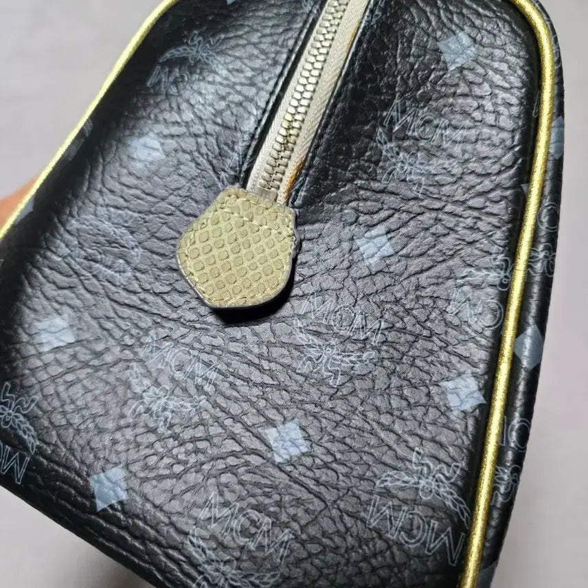 [SOLD OUT] MCM 블랙 보스턴백 라이온 금장 핸들