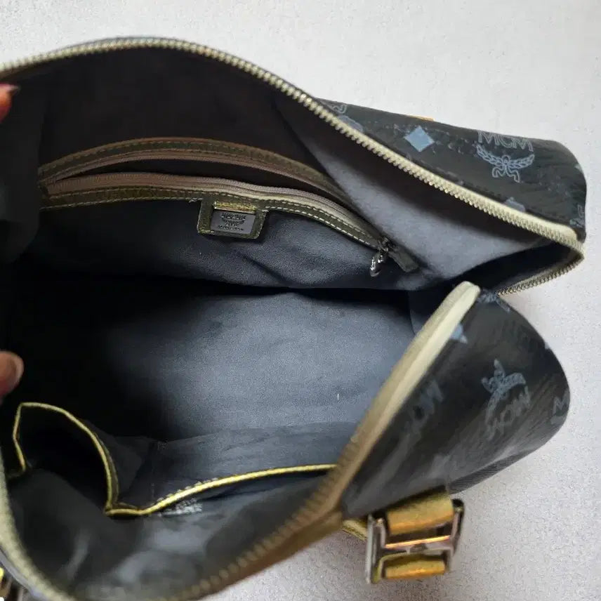 [SOLD OUT] MCM 블랙 보스턴백 라이온 금장 핸들