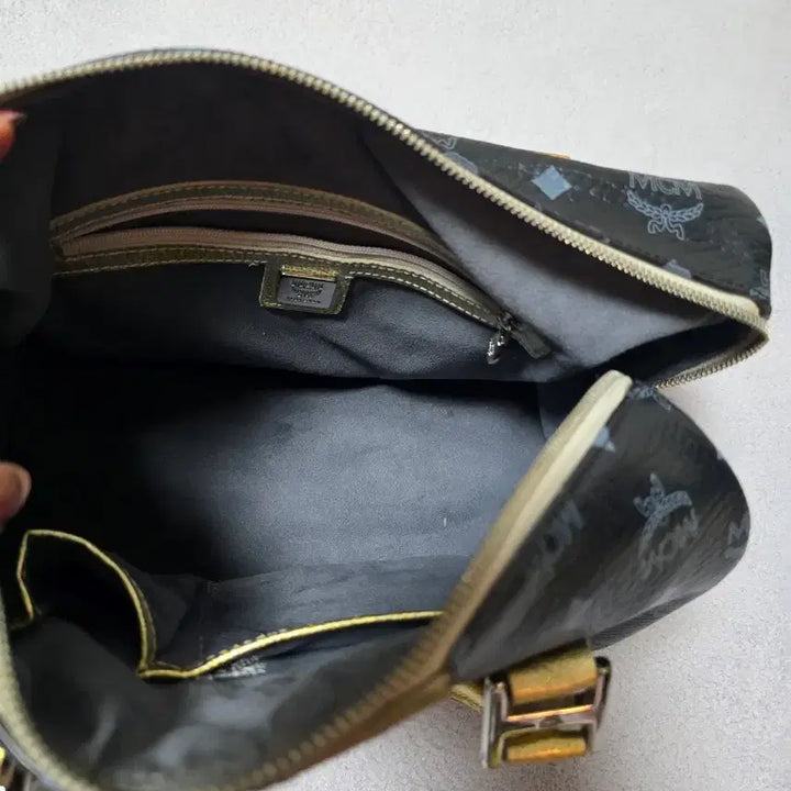 [SOLD OUT] MCM 블랙 보스턴백 라이온 금장 핸들