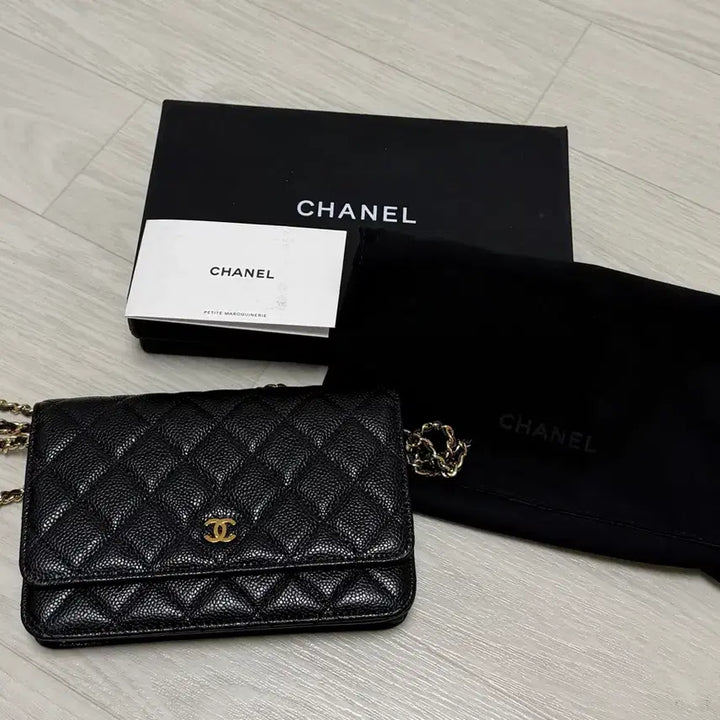 [SOLD OUT] 샤넬 캐비어 금장 내장칩 블랙 체인백