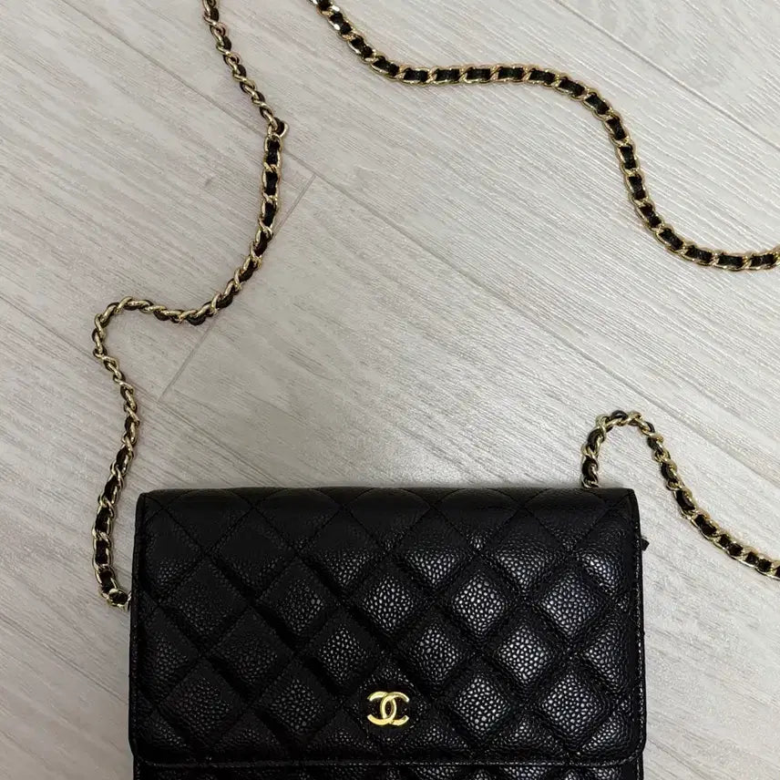 [SOLD OUT] 샤넬 캐비어 금장 내장칩 블랙 체인백
