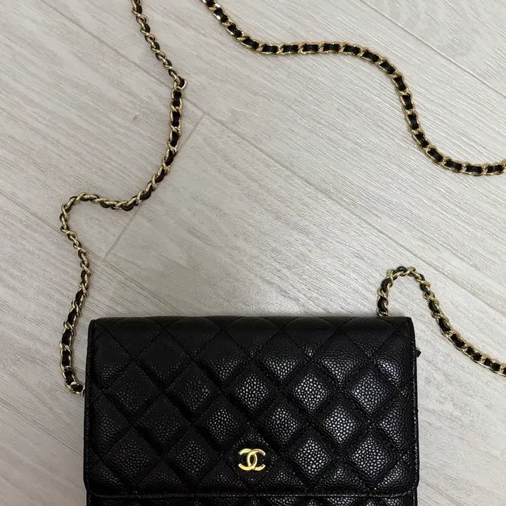 [SOLD OUT] 샤넬 캐비어 금장 내장칩 블랙 체인백