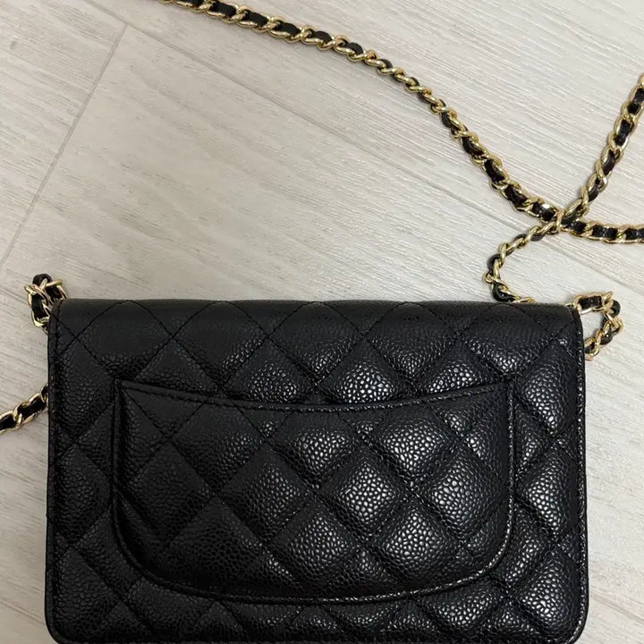 [SOLD OUT] 샤넬 캐비어 금장 내장칩 블랙 체인백