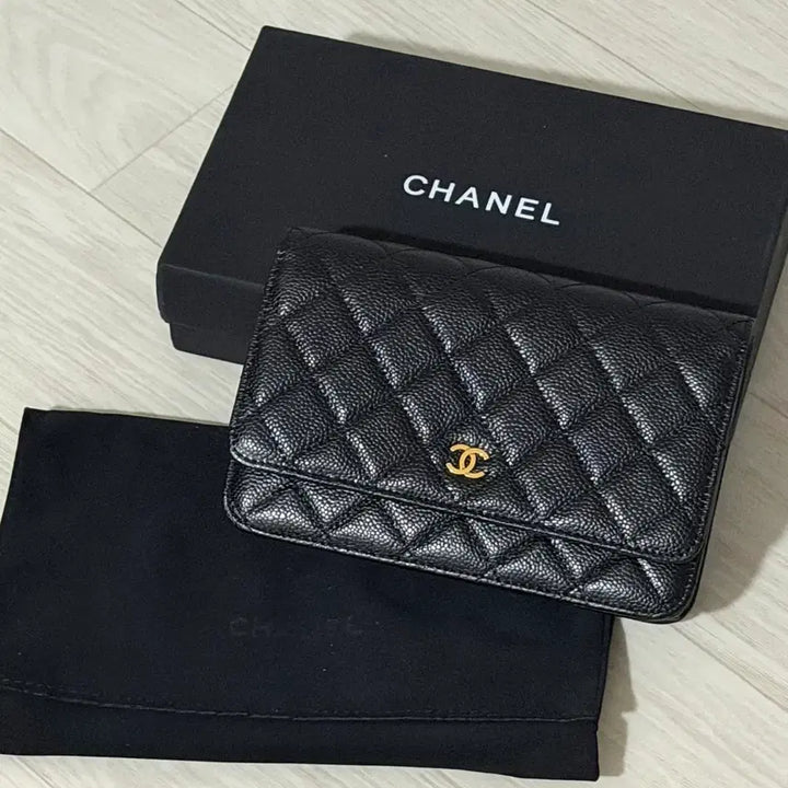 [SOLD OUT] 샤넬 캐비어 금장 내장칩 블랙 체인백