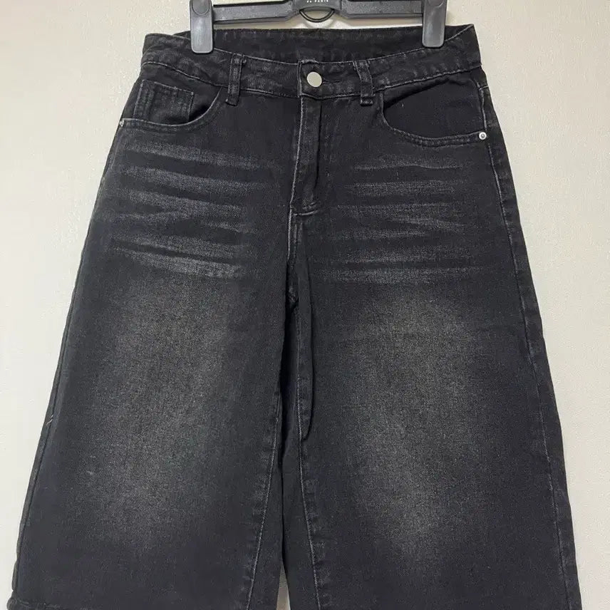 [BUNJANG] Embroidered Logo Black Denim Bermuda Shorts / 새상품) 자수 백로고 흑청 데님 버뮤다팬츠