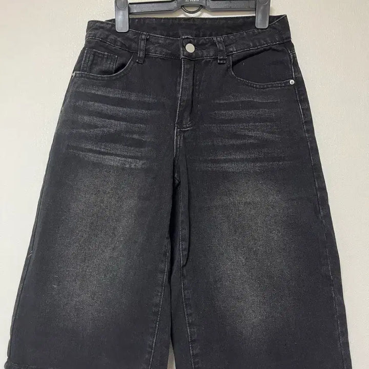 [BUNJANG] Embroidered Logo Black Denim Bermuda Shorts / 새상품) 자수 백로고 흑청 데님 버뮤다팬츠