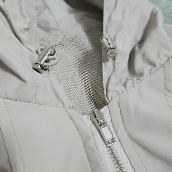 [BUNJANG] Beige Hooded Windbreaker Jacket / 간절기 바람막이 점퍼