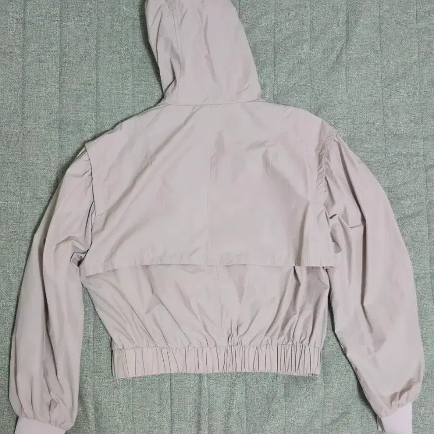 [BUNJANG] Beige Hooded Windbreaker Jacket / 간절기 바람막이 점퍼