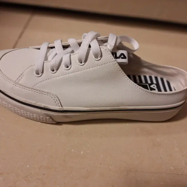 [BUNJANG] Fila White Sneakers Mule (230) / 