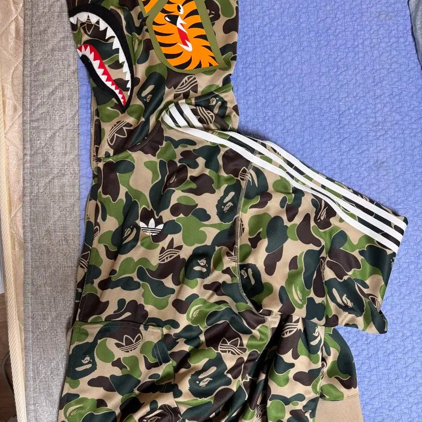 [SOLD OUT] 새상품급) 베이프 아디다스 샤크트랙후드 XL (KR)