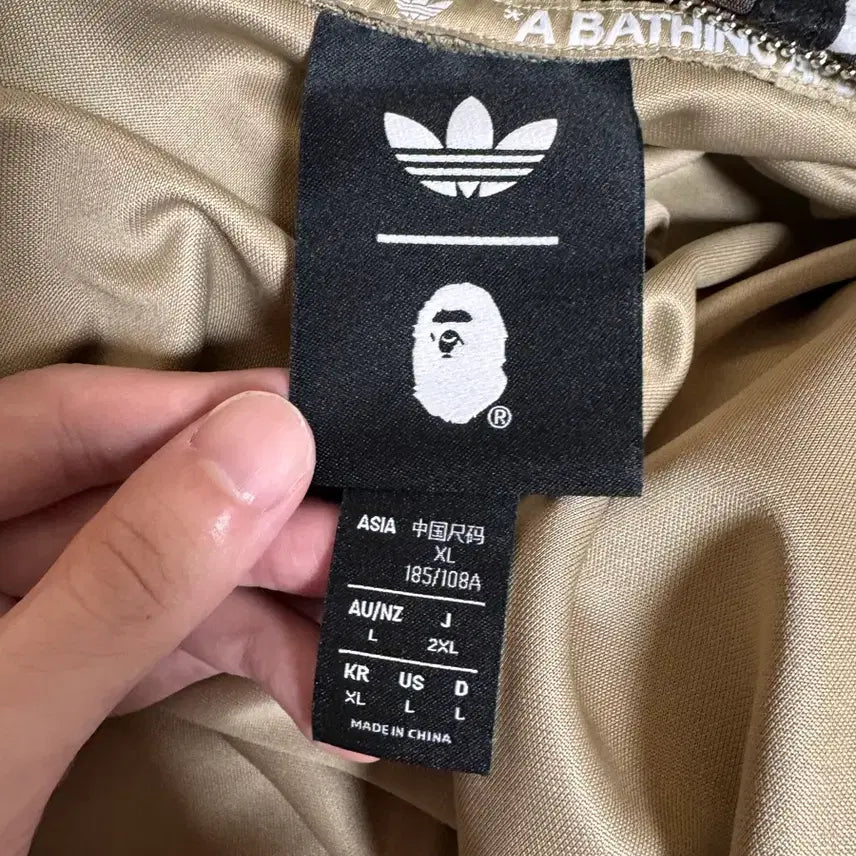[SOLD OUT] 새상품급) 베이프 아디다스 샤크트랙후드 XL (KR)