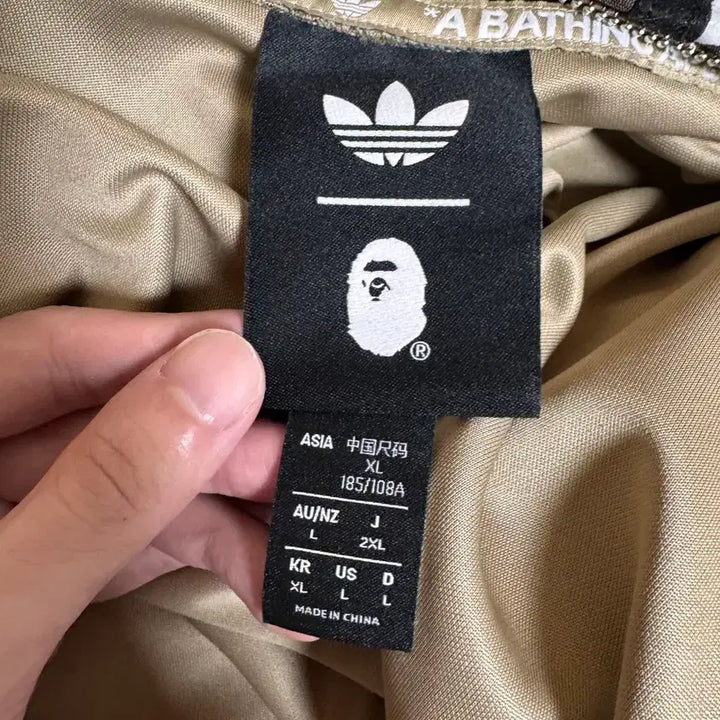 [SOLD OUT] 새상품급) 베이프 아디다스 샤크트랙후드 XL (KR)