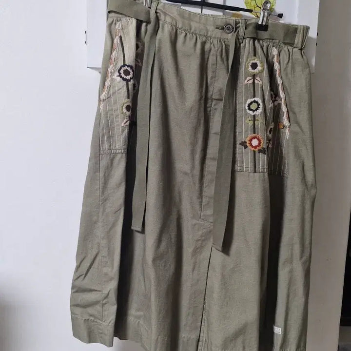 [BUNJANG] Thursday Island Khaki Floral Embroidered Wrap Skirt / 써스데이아일랜드 카키색 꽃 자수 랩 스커트