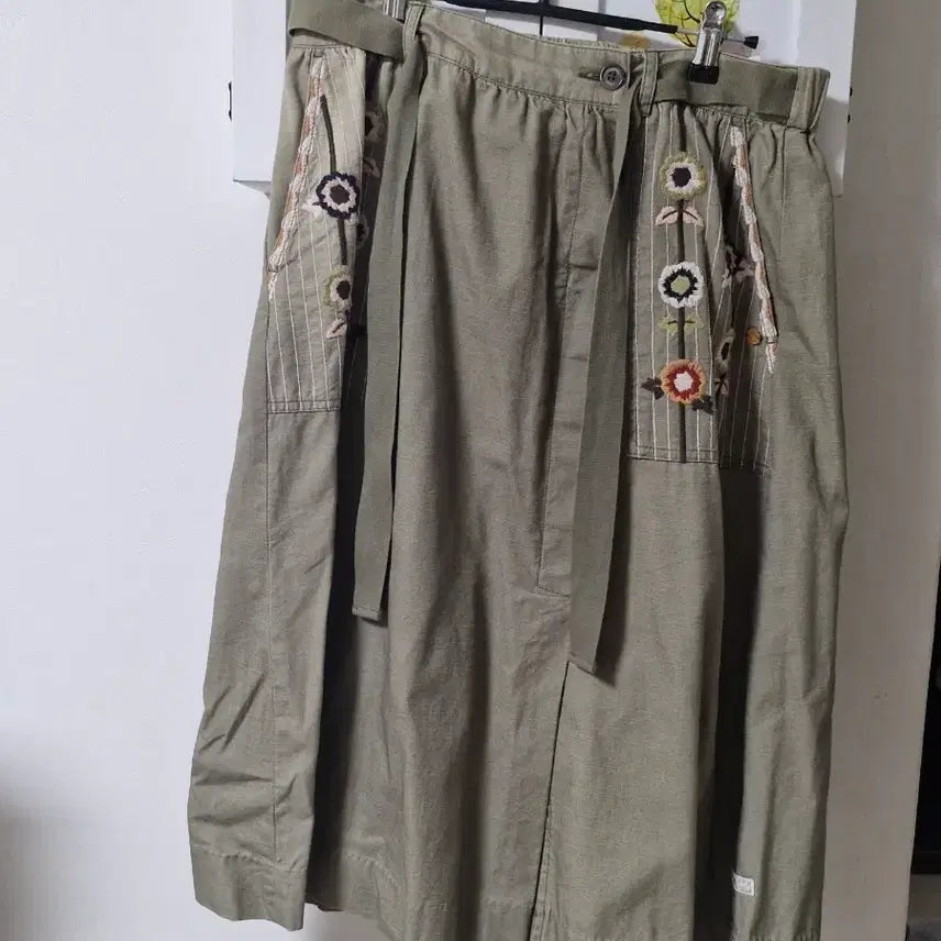 [BUNJANG] Thursday Island Khaki Floral Embroidered Wrap Skirt / 써스데이아일랜드 카키색 꽃 자수 랩 스커트