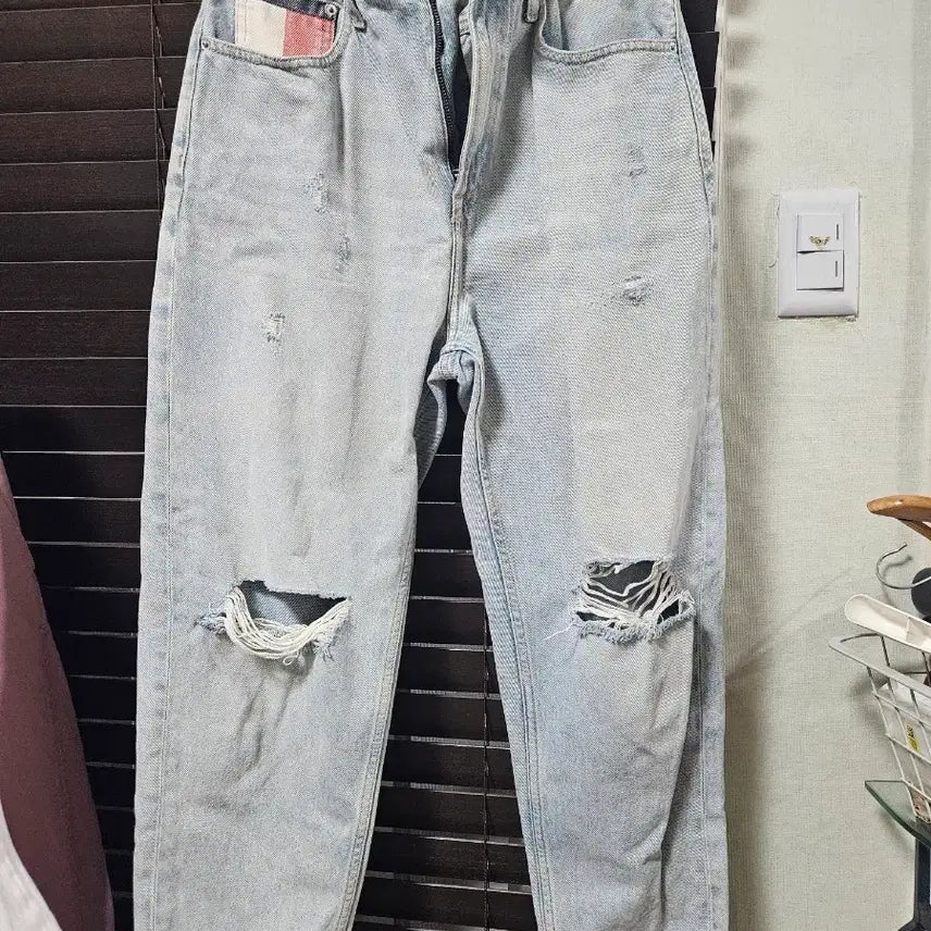 [BUNJANG] Tommy Hilfiger Damaged Washed Jeans / 타미힐피거 데미지 워싱 청바지