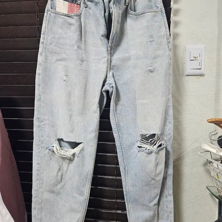 [BUNJANG] Tommy Hilfiger Damaged Washed Jeans / 타미힐피거 데미지 워싱 청바지