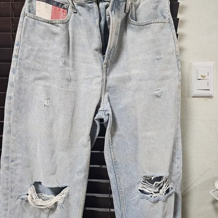 [BUNJANG] Tommy Hilfiger Damaged Washed Jeans / 타미힐피거 데미지 워싱 청바지