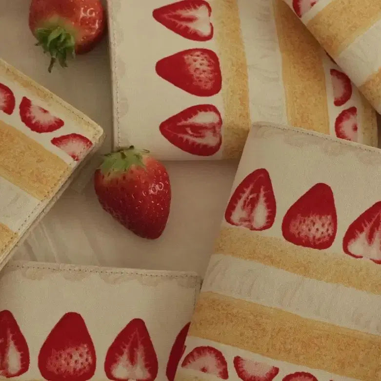 [BUNJANG] Lovey-Dovey Strawberry Shortcake Passport Wallet / 럽유이디엇 딸기쇼트 여권 지갑 케이스 Passport Wallet