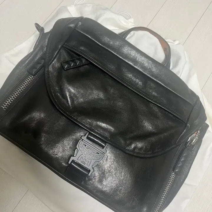 [BUNJANG] MCM Black Leather Messenger Bag / MCM 블랙 가죽 메신저백