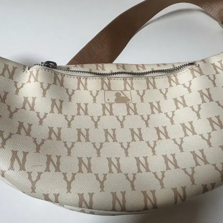 [BUNJANG] MLB Mickey Mouse Waist Bag / MLB 디즈니 미키마우스 힙색 호보 웨이스트백 가방