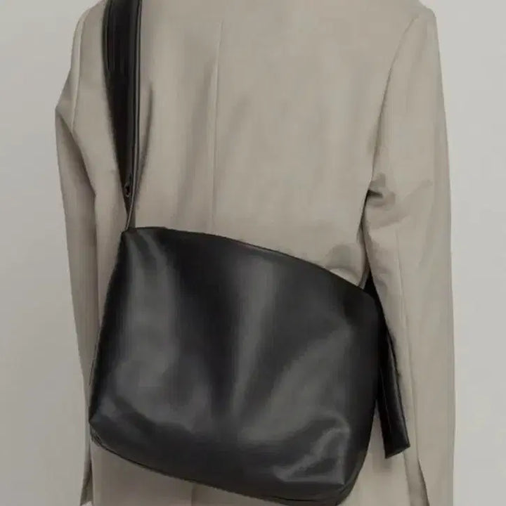 [BUNJANG] MMGL Vegan Leather Small Messenger Bag / MMGL 비건 레더 스몰 메신저백