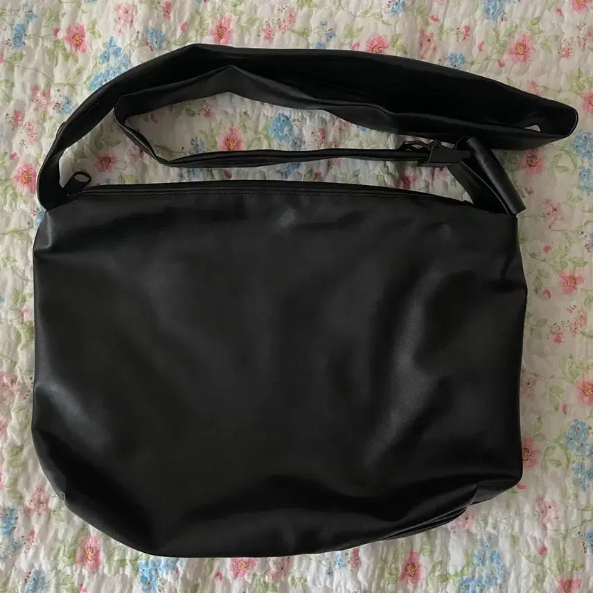 [BUNJANG] MMGL Vegan Leather Small Messenger Bag / MMGL 비건 레더 스몰 메신저백