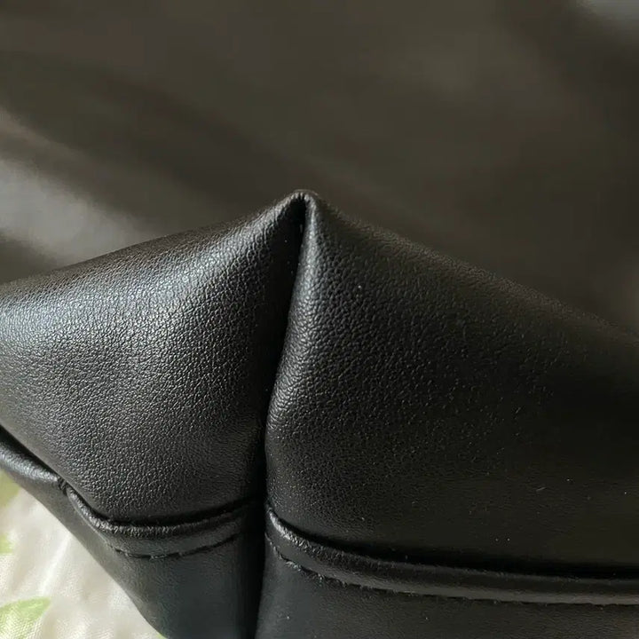 [BUNJANG] MMGL Vegan Leather Small Messenger Bag / MMGL 비건 레더 스몰 메신저백