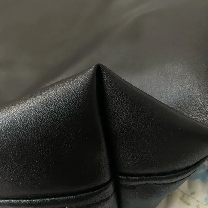 [BUNJANG] MMGL Vegan Leather Small Messenger Bag / MMGL 비건 레더 스몰 메신저백