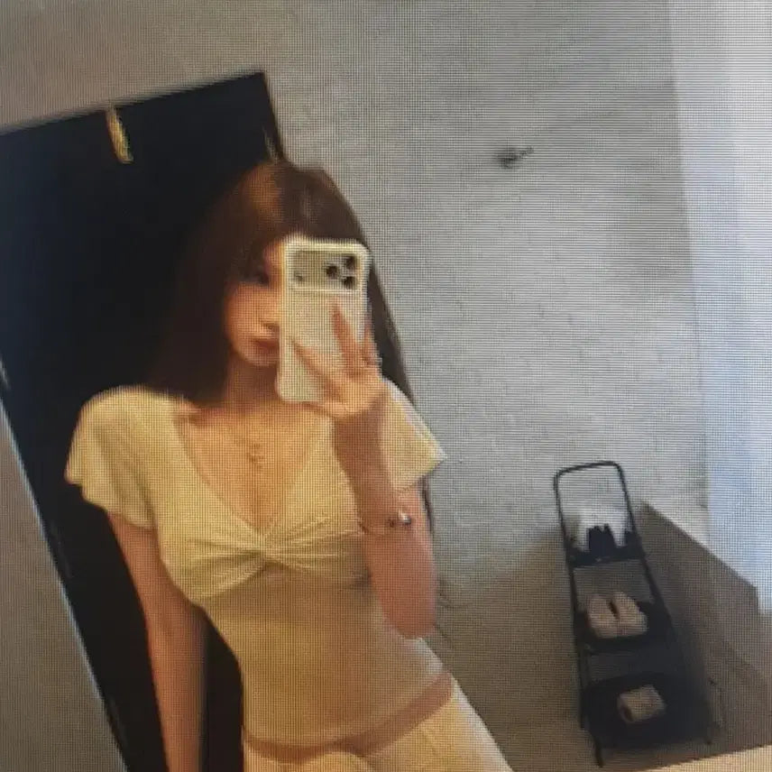 [BUNJANG] Twist Detail V-Neck T-Shirt / (해외배송) 꼬임 반팔티 4컬러