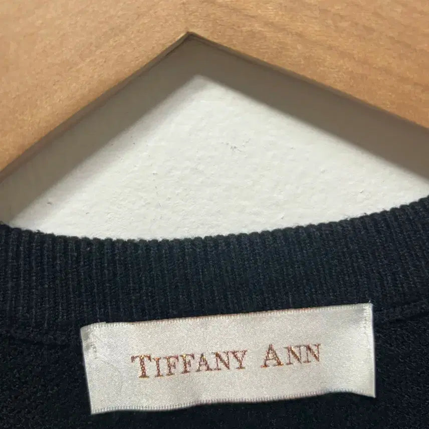 [BUNJANG] TIFFANY ANN Black Ribbon Embroidery Knit Top / TIFFANY ANN블랙 리본 자수 니트