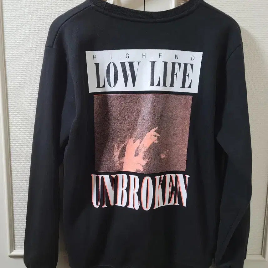 [BUNJANG] UNBROKEN Black Graphic Sweatshirt (Size M) / UNBROKEN 블랙 그래픽 맨투맨 (95/M 사이즈)