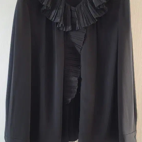 [SOLD OUT] 럭키슈에뜨 프릴 블라우스 블랙