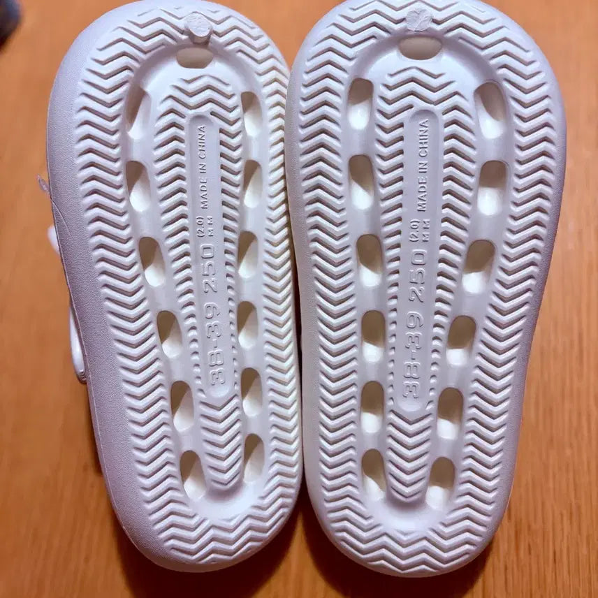 [SOLD OUT] 헬로키티 흰색 슬리퍼 샌들 크록스 250