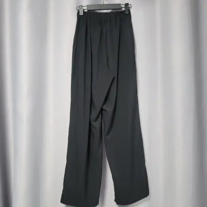 [SOLD OUT] 바람막이 소재 투턱 와이드 팬츠