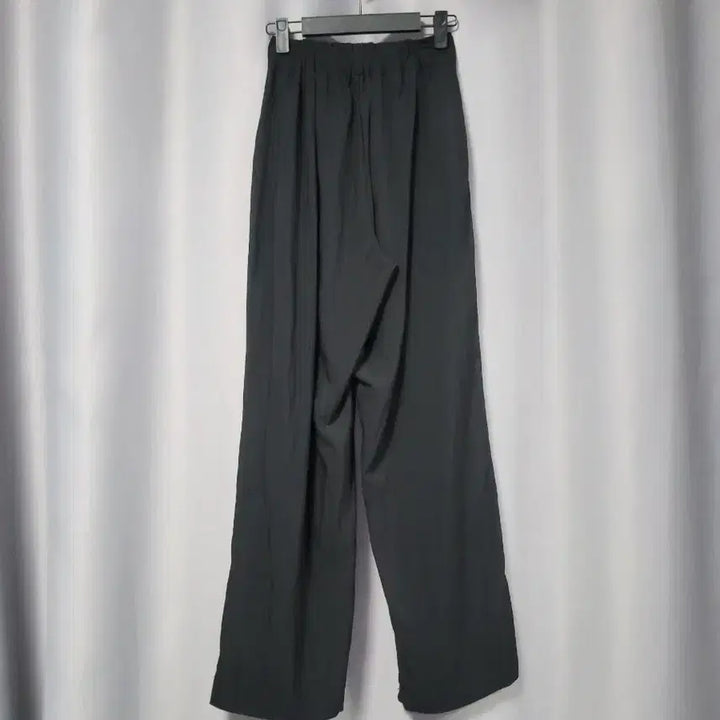 [SOLD OUT] 바람막이 소재 투턱 와이드 팬츠