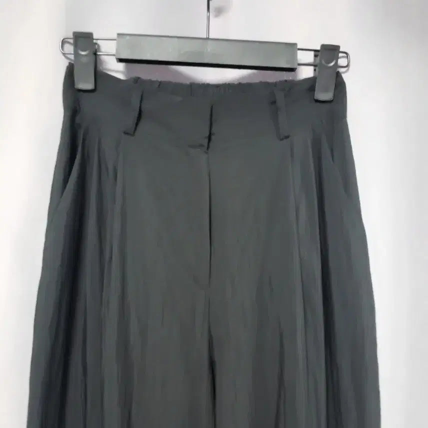 [SOLD OUT] 바람막이 소재 투턱 와이드 팬츠