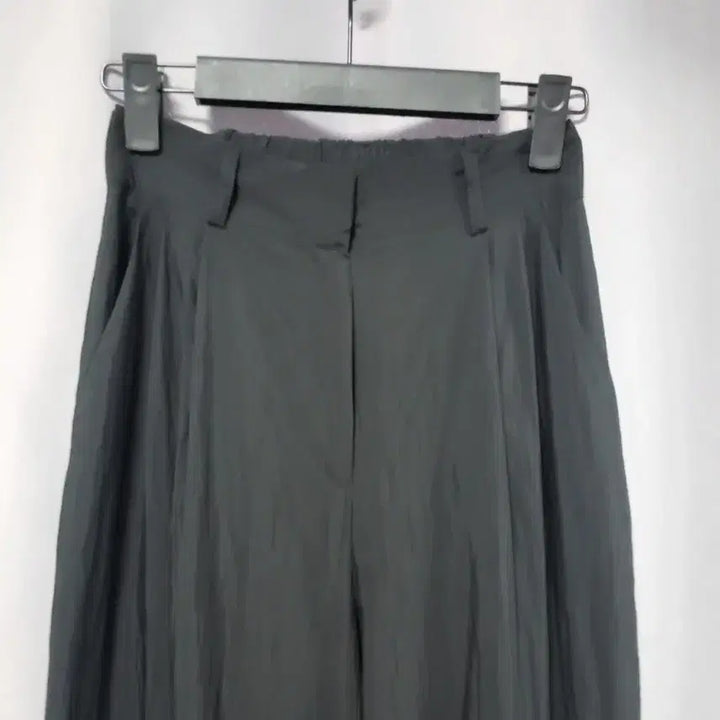 [SOLD OUT] 바람막이 소재 투턱 와이드 팬츠