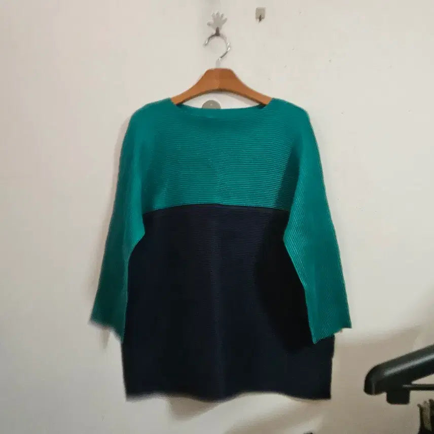 [BUNJANG] Two-Tone Knit Long Sweater / 투톤 플리츠셔츠
